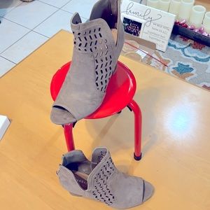 Open toe bottie with a 4” inch heel